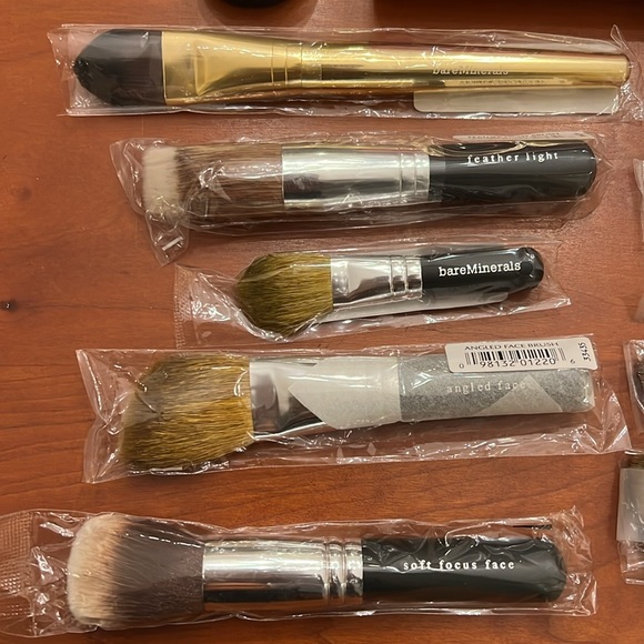 NWOT Bare Escentuals & Bare Minerals Makeup & Brushes 33 pieces - Picture 2 of 9